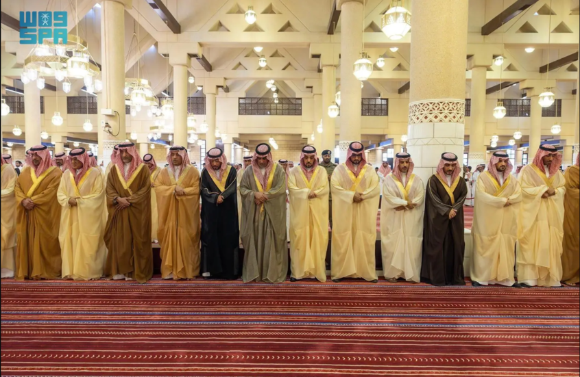 عشرات الأمراء والمسؤولين يؤدون صلاة الميت على هذا الأمير 