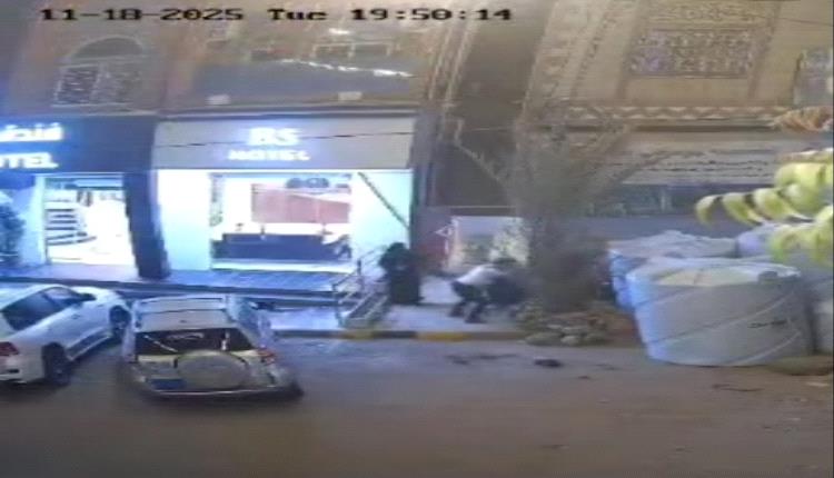 شاهد بالفيديو.. لحظة نجاة محامية وزوجها من الاغتيال وسط اليمن 