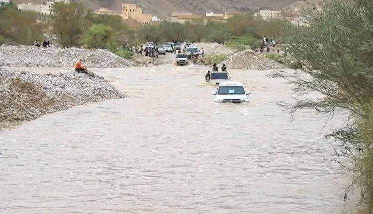 سيارة المرافقين لمحافظ حضرموت تبتلعها السيول ونجاة المحافظ من موت محقق