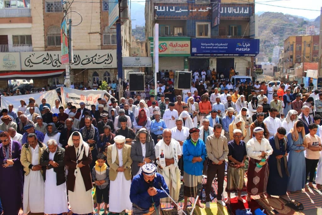 استمرار الاحتجاجات الرافضة للانفلات الأمني والمطالبة بالقبض على القتلة بتعز