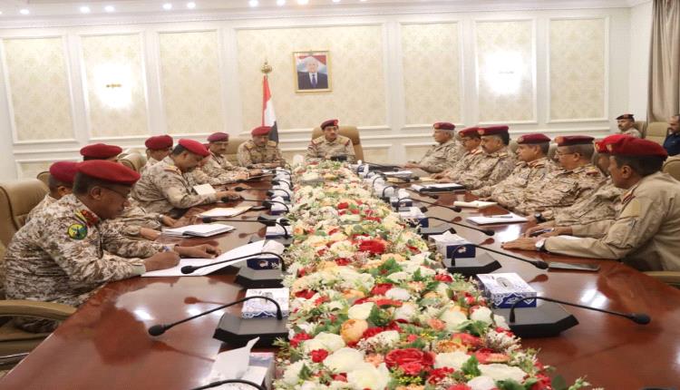 رغم المطالبات برحيلة.. وزير الدفاع يباشر مهامه في العاصمة