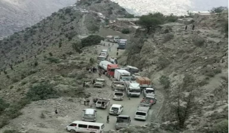 انهيارات صخرية وتعطل حركة السير أمام المسافرين في الطريق الرابط بين تعز ولحج