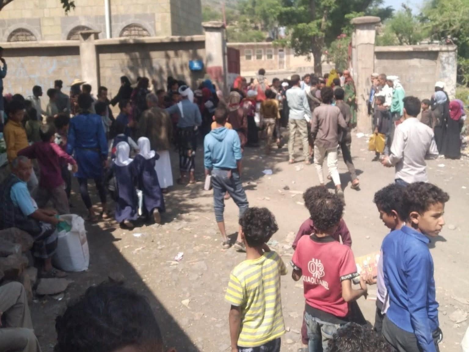 هجوم مسلح يستهدف مدرسة وإصابة معلم وطالبين 