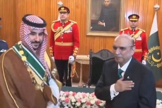 رئيس باكستان يقل د وزير الدفاع السعودي وسام نيشان الأعلى في البلاد