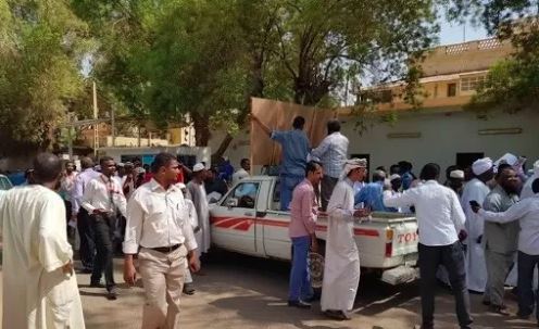 في ظل صمت حكومي.. يمنيون عالقون في السودان يستغيثون.. تفاصيل 