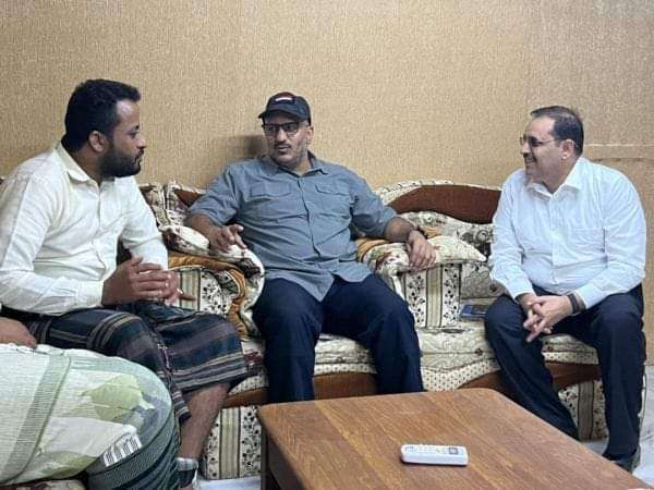 العميد طارق صالح يستقبل نجل وزير الدفاع الأسبق المعتقل في سجون الحوثيين