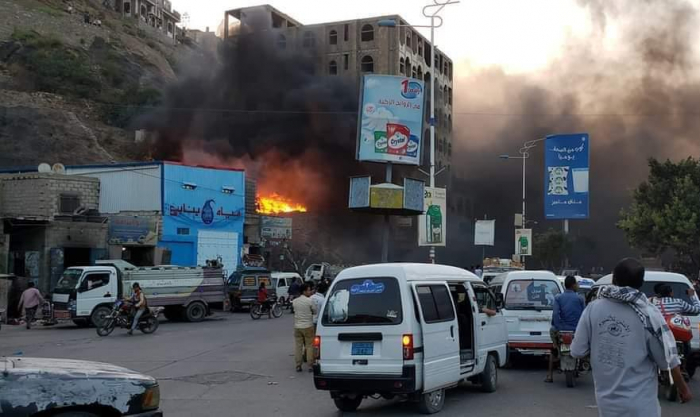 شاهد.. حريق يلتهم مبنى في وادي القاضي بتعز