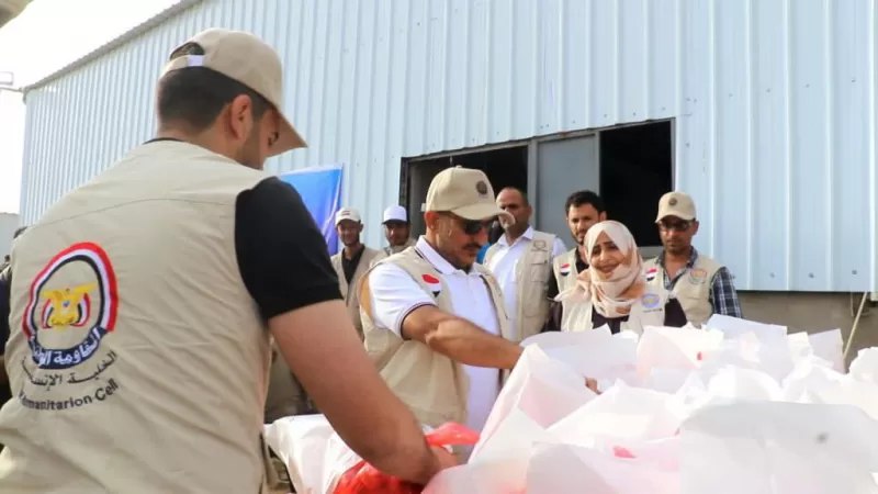 بدعم الهلال الأحمر الإماراتي العميد طارق يدشن مشروع إفطار الصائم بالساحل الغربي