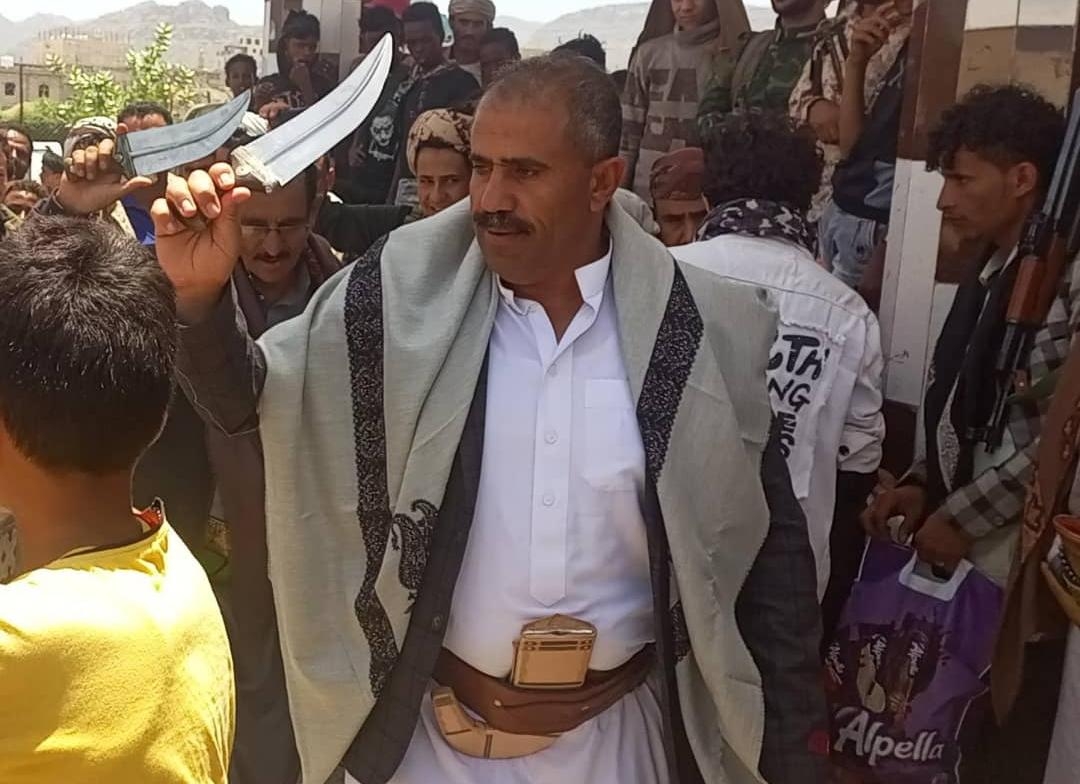 قائد عسكري كبير تابع للشرعية يهدد بالانشقاق والهروب إلى الحوثي