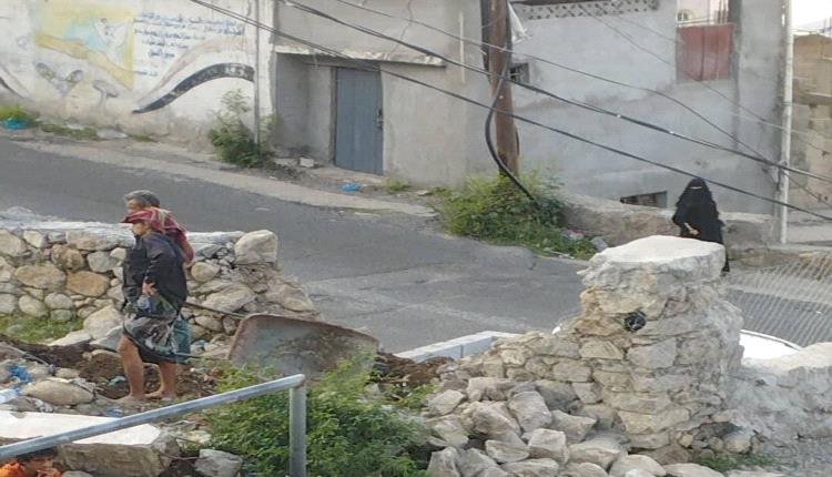 نافذون يقتحمون مدرسة في تعز لإزاحة محول كهربائي ليلاً وتحت حماية مسلحين