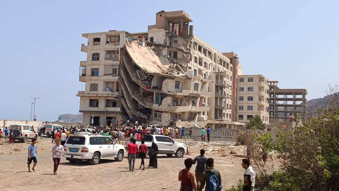 شاهد انهيار عمارة فوق ساكنيها وسط العاصمة