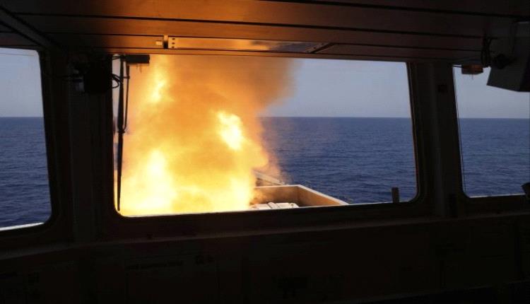 الجيش الأمريكي يشتبك مع زورق وطائرة حوثية وبريطانيا تكشف عن هجوم أصاب سفينة غرب المخا