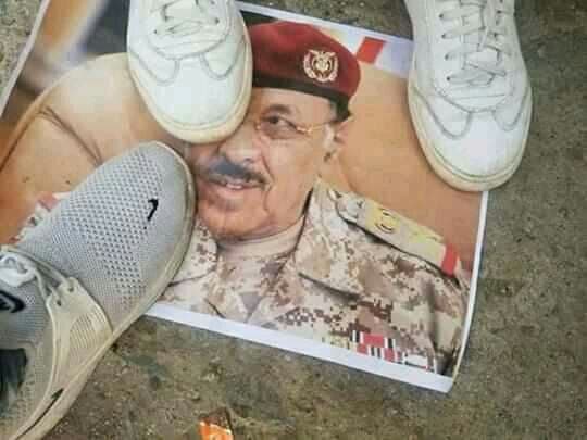 ثورة الغضب في تعز تطالب بإقالة الجنرال علي محسن الأحمر
