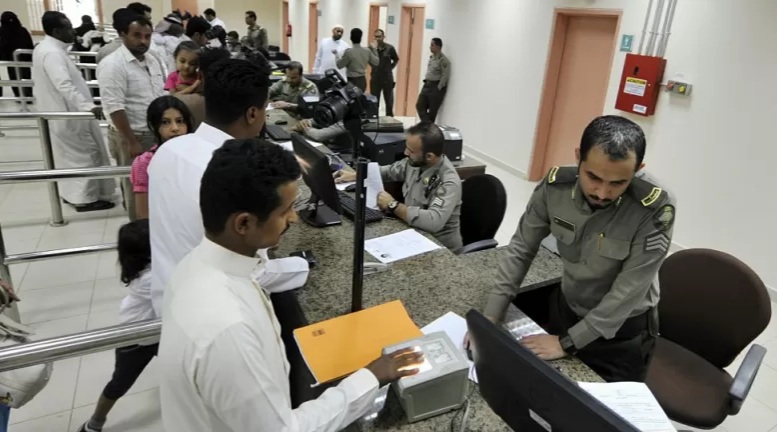 مقيمون يمنيون يناشدون الرئاسي والسلطات السعودية بإنقاذهم من تطبيق تواصل