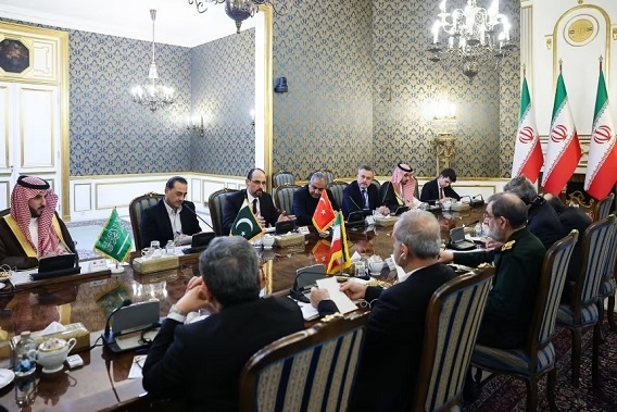 بينهم الأمير خالد بن سلمان.