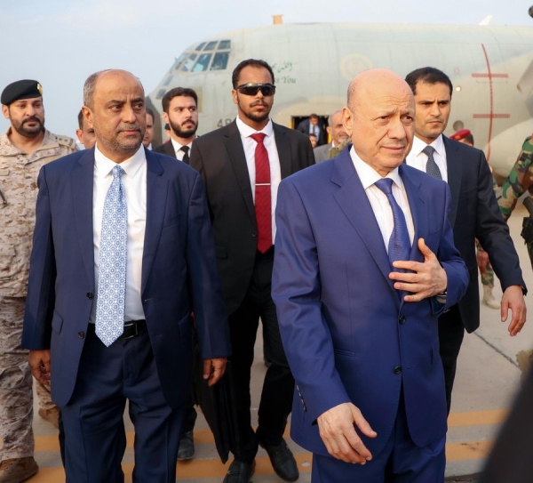 الرئيس العليمي يهدد بتفكك الحكومة الشرعية وبن بريك يصر على الاحتفاظ بحقيبة المالية