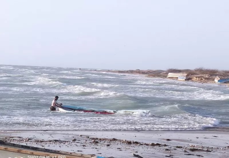 تحطم قارب صيد في الخوخة ومطالبات بإنشاء مرسى للصيادين