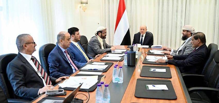 بحضور بن بريك.. مجلس القيادة الرئاسي يواصل مناقشة العجز الحكومي في الالتزام بصرف مرتبات الموظفين