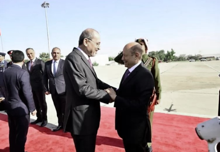 عراك بالأيدي أمام وزير الخارجية الأردني الكليبي يقتحم مطار الملكة علياء بالقوة أثناء وصول العليمي إلى الأردن