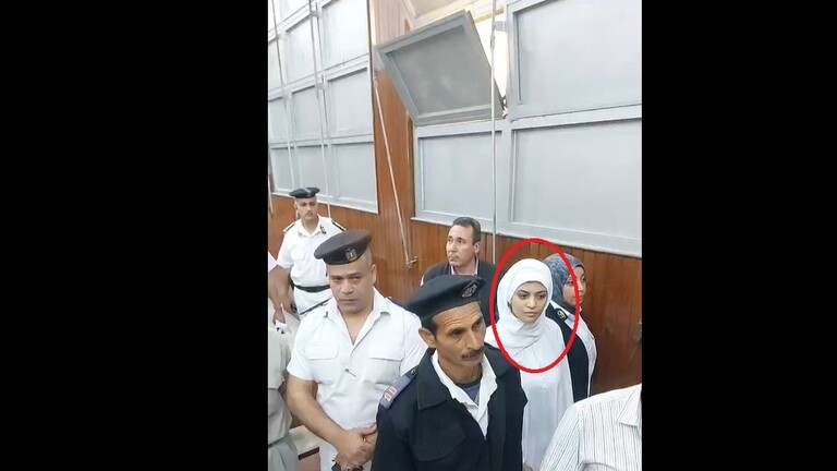فتاة تبتسم وتتمايل بعد سماعها نطق الحكم بإعدامها فيديو
