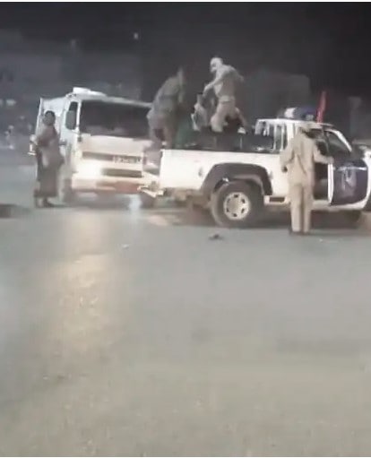 فيديو صادم قوات الانتقالي تسحل مواطن في المكلا رفع علم الجمهورية اليمنية