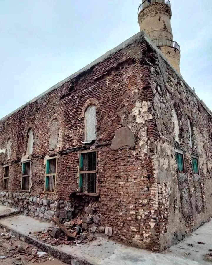 أقدم مسجد تاريخي في الساحل الغربي يتعرض لإنهيار جزئي بعد إيقاف عملية ترميمه