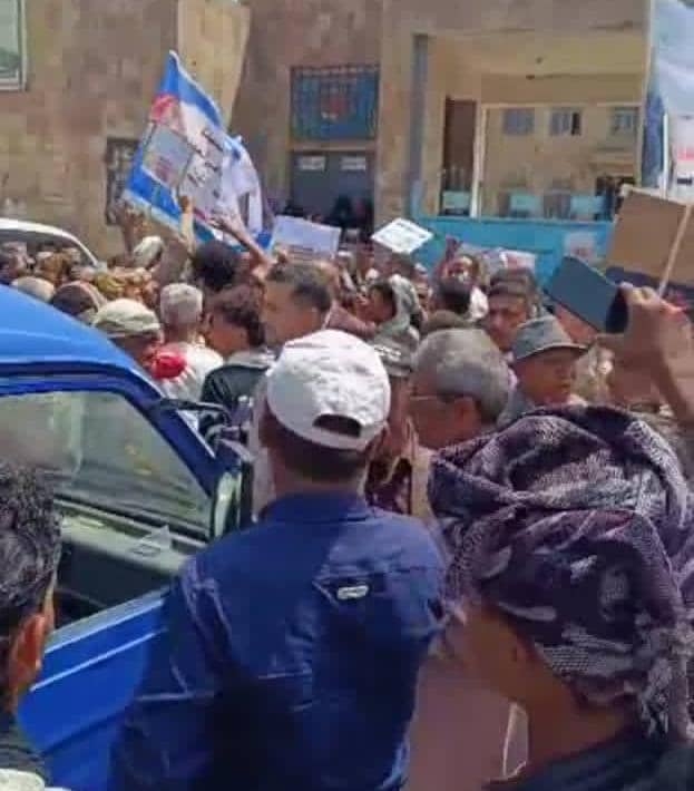 إصابة مواطنين دهساً بسيارة مسؤول حكومي كبير