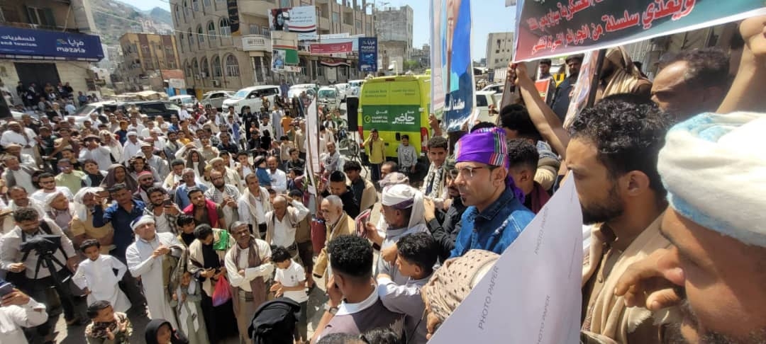 محور تعز الإخواني يتوعد بملاحقة المتضامنين مع ضحايا الانفلات الأمني